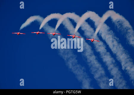 Le forze canadesi 431 Aria squadrone dimostrativo volare in formazione a un air show oltre il porto di Nanaimo sull'Isola di Vancouver British Columbia Ca Foto Stock