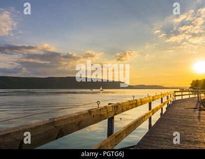 In Germania, in fase di atterraggio a silenziose acque del lago di Costanza estate tramonto Foto Stock