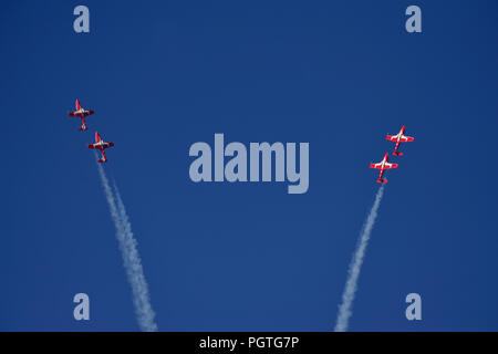 Quattro membri delle forze canadesi 431 Aria squadrone dimostrativo eseguendo un manuver con un air show oltre il porto di Nanaimo sull'Isola di Vancouver BRI Foto Stock