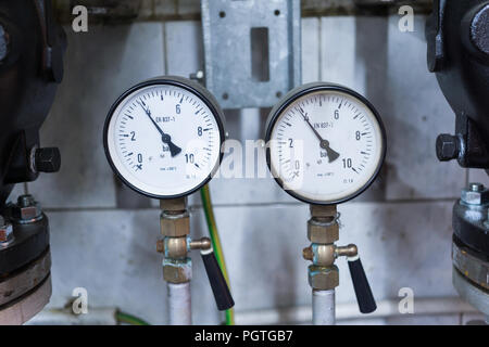 Due manometro dell'acqua. sala tecnica Foto Stock