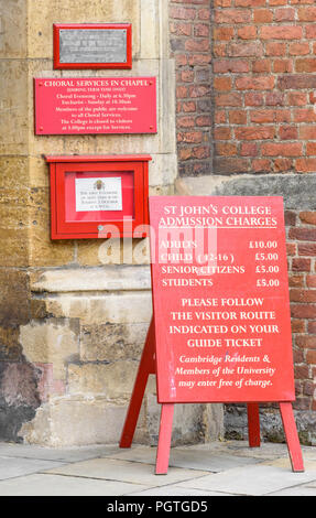 Bacheca dall'ingresso principale di St John's College, Università di Cambridge, Inghilterra, informando di tasse di ammissione. Foto Stock