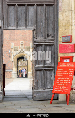 Bacheca dall'ingresso principale di St John's College, Università di Cambridge, Inghilterra, informando di tasse di ammissione. Foto Stock