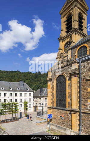 Il neoclassico di San Pietro e la chiesa di Paolo / Église Saints-Pierre-et-Paolo nella città di Bouillon, provincia di Lussemburgo, Ardenne belghe, Belgio Foto Stock