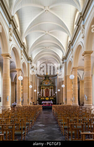 Il neoclassico di San Pietro e la chiesa di Paolo / Église Saints-Pierre-et-Paolo nella città di Bouillon, provincia di Lussemburgo, Ardenne belghe, Belgio Foto Stock