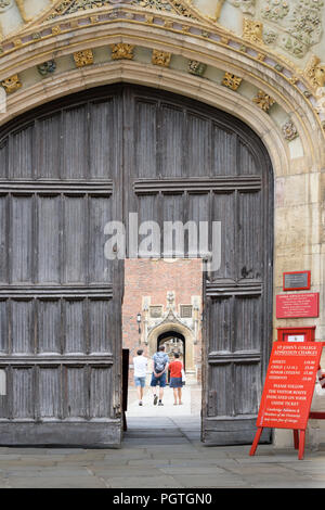 Bacheca dall'ingresso principale di St John's College, Università di Cambridge, Inghilterra, informando di tasse di ammissione. Foto Stock