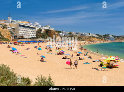 Spiaggia di Albufeira in estate con il Hotel Sol e Mar. Foto Stock