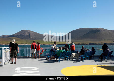 Il traghetto Northlink MV Hamnavoe passando il Cuilags sulla sinistra e Ward Hill, su Hoy, isole Orcadi, Scozia Foto Stock