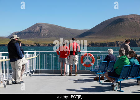 Il traghetto Northlink MV Hamnavoe passando il Cuilags sulla sinistra e Ward Hill, su Hoy, isole Orcadi, Scozia Foto Stock