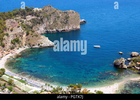 Bellissima spiaggia di Isola Bella a Taormina, Sicilia, Italia Foto Stock