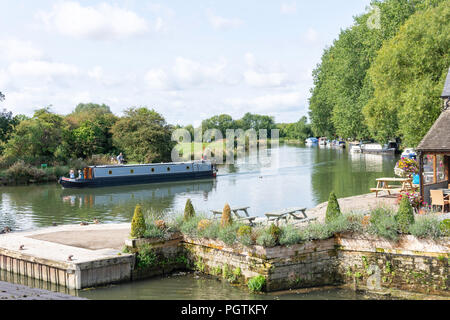 Il fiume Tamigi e il Riverside, Lechlade-on-Thames Gloucestershire, England, Regno Unito Foto Stock