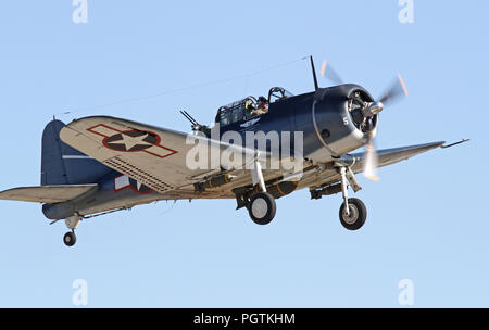 MONROE, NC - novembre 10: la II Guerra Mondiale Douglas intrepida Dive-Bomber eseguire durante Warbirds su Monroe Air Show di Monroe, NC, il 10 novembre 2 Foto Stock