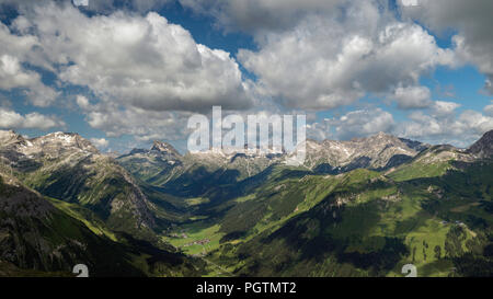 Vista della città alpina di Zugo, nella valle di Zugo nel Vorarlberg regione dell'Austria dalla cima della montagna Rufikopf Foto Stock