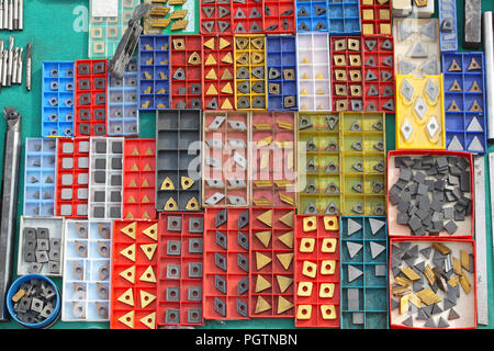 Carburo di utensili da taglio in colore scatole in plastica Foto Stock