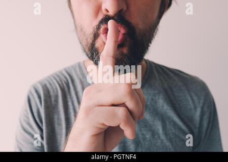 Il dito sulle labbra, uomo facendo un gesto shushing Foto Stock