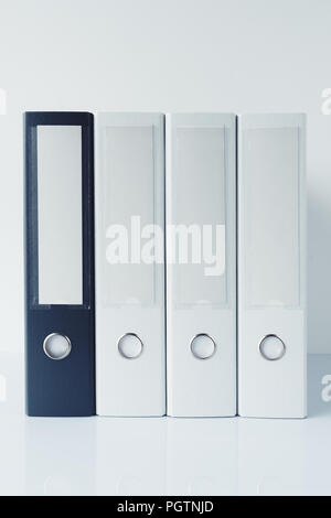 Archiviazione di file di documento ring binder cartelle in ufficio business Foto Stock