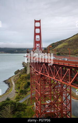 Il traffico sul Golden Gate Bridge in San Francisco Foto Stock