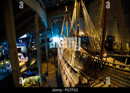 La sala principale del Museo Vasa con il XVII secolo recuperati nave da guerra sulla destra, Stoccolma, Svezia Foto Stock