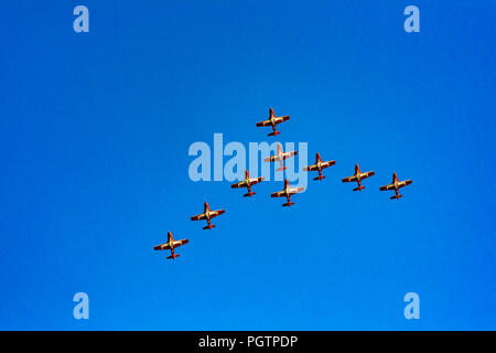 Forze canadesi (CF) Snowbirds, 431 Aria squadrone dimostrativo volare sopra Vancouver, British Columbia, Canada Foto Stock