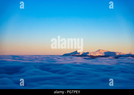 Incredibile serata invernale paesaggio di montagna con sfondo higest picchi ucraino Hoverla e Petros Foto Stock