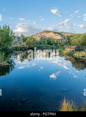 Knox mountain riflette ancora acqua di stagno in Kelowna British Columbia. Foto Stock