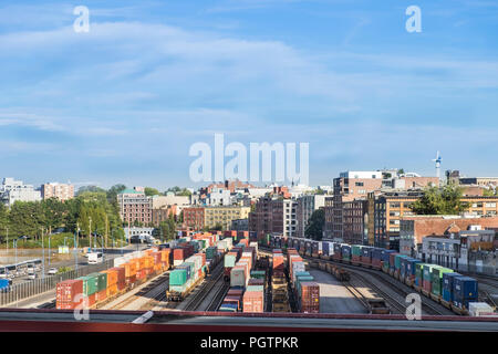 Vagoni ferroviari caricati con contenitori di attendere presso il lungomare di cantiere ferroviario in Vancouver British Columbia Canada. Foto Stock