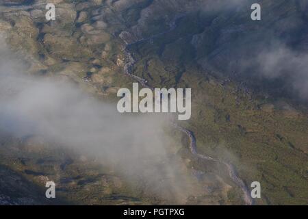 Meandri della masterizzazione di flusso lungo il fondovalle sotto una leggera inversione di Cloud. Birds Eye View da Meall un'Ghiubhais Montagna. Kinlochewe, Torridon, UK. Foto Stock