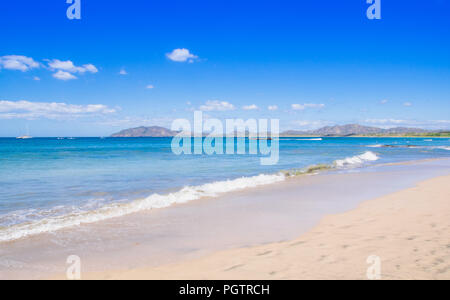 Spiaggia tropicale lungo la costa caraibica del Costa Rica con palme e tranquille onde, America centrale. Foto Stock