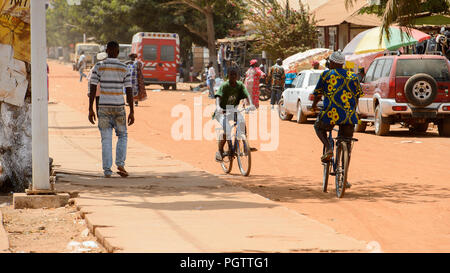 CANCHUNGO, GUINEA BISSAU - 3 Maggio 2017: locale non identificato il ragazzo corse in bicicletta in centro di Canchungo, una delle principali città del paese Foto Stock