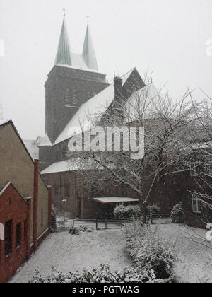 Inverno nel giardino della chiesa di Santa Croce nel popolare quartiere di Kreuzviertel, Dortmund, Germania - Winter im Garten der Heilig-Kreuz-Kirche im Stadtteil beliebten Kreuzviertel, Dortmund, Deutschland Foto Stock