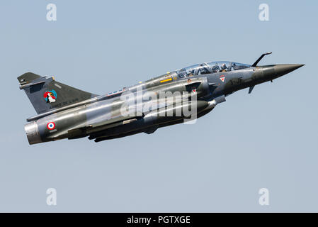 Un Dassault Mirage 2000D jet da combattimento della forza aerea francese è tenuto fuori dal Nancy-Ochey Air Base. Foto Stock