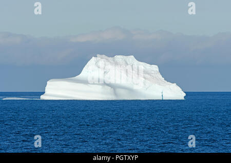 Ocean Iceberg nel sole luminoso vicino Isola Baffin in Nunavut, Canada Foto Stock