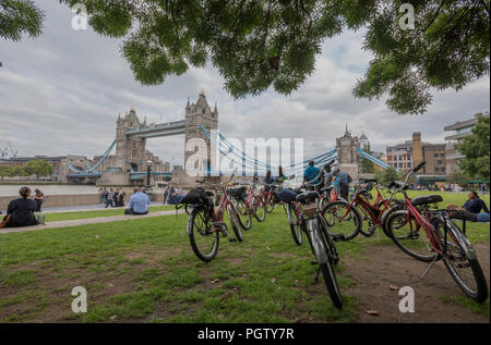 Un ciclo tour e biciclette presso il Tower bridge sulla riva sud del fiume Tamigi, nel centro di Londra, Regno Unito. Foto Stock