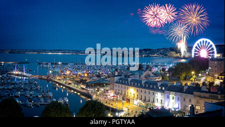 GB - DEVON: Ferragosto fuochi d'artificio su Torquay Foto Stock