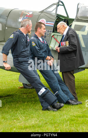 Mieczyslaw Sawicki, pilota di caccia polacco 318 Squadron della seconda guerra mondiale. Veterano della seconda Guerra Mondiale con i piloti Spitfire e RAF BBMF Russ Allchorne Ian Smith Foto Stock