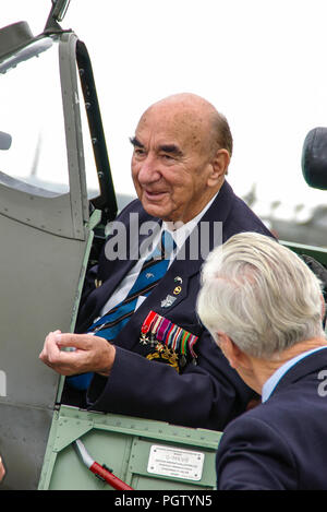 Adam Ostrowski, pilota di caccia polacco 317 Squadron della seconda guerra mondiale. Veterano della seconda guerra mondiale seduto nella cabina di pilotaggio di Spitfire con il compagno veterano Foto Stock