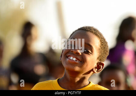 Deserto FERLO, SENEGAL - Apr 25, 2017: Unidentified Fulani little boy sorrisi. Fulanis (Peul) sono la più grande tribù in Occidente savane africane Foto Stock