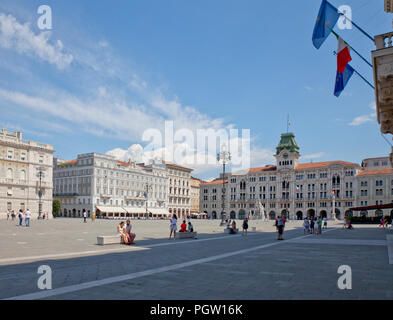 Vista parziale di Piazza dell' Unita Italia, Trieste, Friuli provincia, Italia. Essa è considerata la più grande piazza pubblica in Europa che si affaccia sul mare (ADR Foto Stock