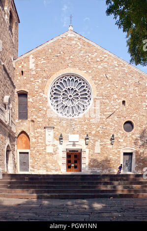 Anche se le sue origini sono pagana, la Cattedrale di San Giusto nella sua forma attuale risale al XIV secolo. Uno dei più importanti edifici storici o Foto Stock