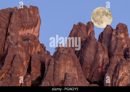 Luna piena su alti picchi Foto Stock