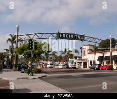 Il Encinitas city segno sopra l'intersezione di D Street e South Coast Highway 101 in Encinitas, Caliifornia, STATI UNITI D'AMERICA Foto Stock