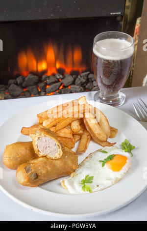 Inglese tradizionale cena di fritte al martoriato di salsiccia con chip/patatine fritte e un uovo fritto Foto Stock