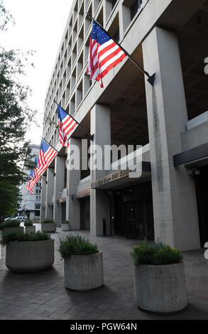 Bandierine americane volare da J. Edgar Hoover F.B.I. Edificio in Washington, Stati Uniti d'America. Foto Stock