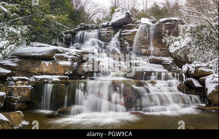 Pendleton eseguire flussi più alti, stratificata parete di roccia sul suo modo al fiume Blackwater in West Virginia. Foto Stock