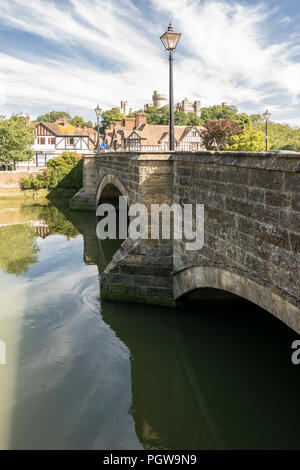 Queen Street ponte che attraversa il fiume Arun - Arundel, West Sussex, Regno Unito. Foto Stock