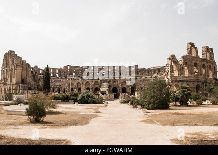 Le imponenti rovine del più grande Colosseo in Nord Africa, El Jem, Tunisia Foto Stock