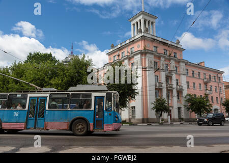 Vista della casa con un belvedere su Sovetskaya Street nel centro della città di Tver, Russia Foto Stock