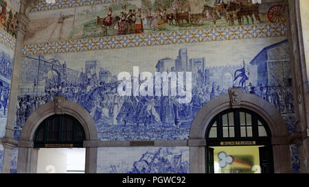 Porto, Portogallo - 4 Marzo 2015: Famosi piastrelle dalla alla stazione ferroviaria di Sao Bento, installate tra il 1905 e il 1906 dall'artista Jorge Colaco. Questo pannello r Foto Stock