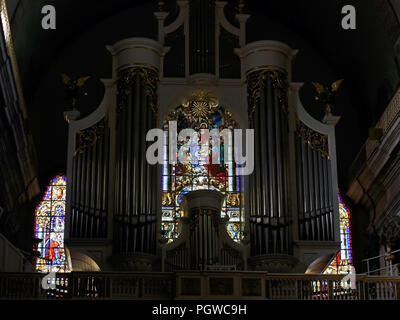 Porto, Portogallo - 23 Marzo 2015: le finestre di vetro macchiate da Lapa chiesa dietro l'organo a canne nel coro Foto Stock