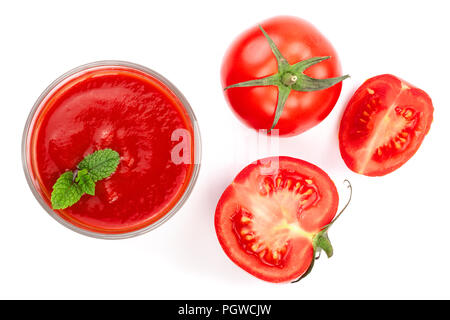 Il succo di pomodoro in vetro e pomodori isolati su sfondo bianco. Vista dall'alto. Lay piatto