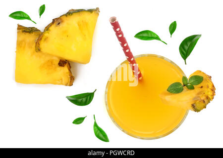 Succo di ananas in un bicchiere con fette di ananas decorato con foglie verdi isolati su sfondo bianco. Vista superiore Foto Stock